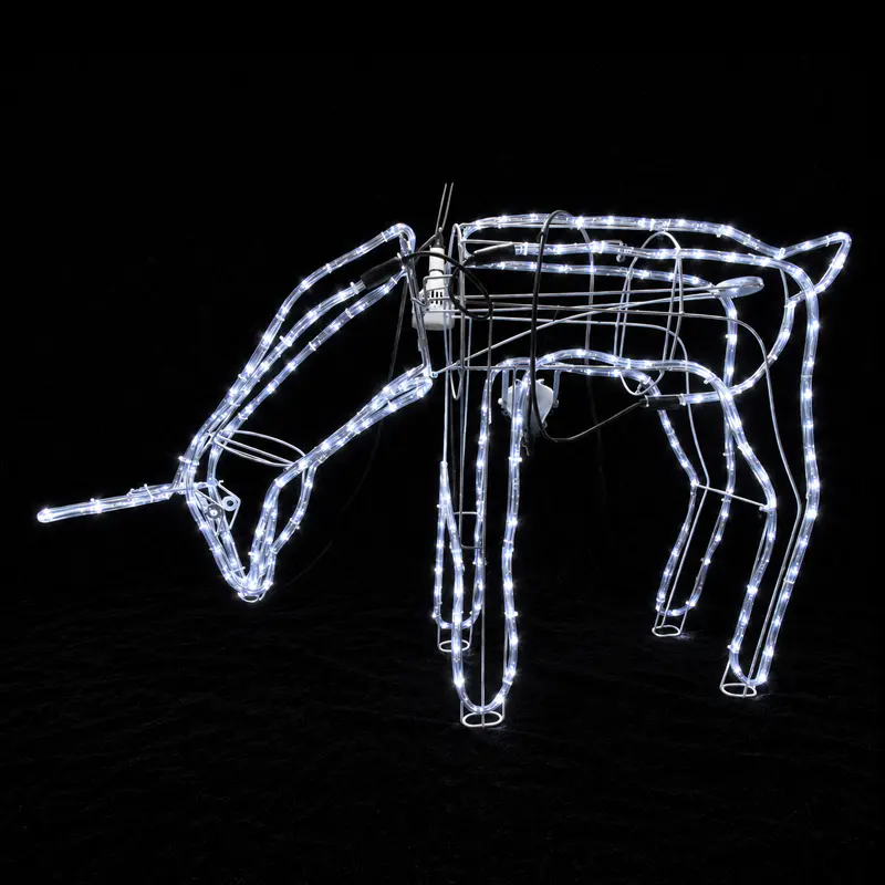 Decoración navideña con luces de ciervo con estructura de alambre