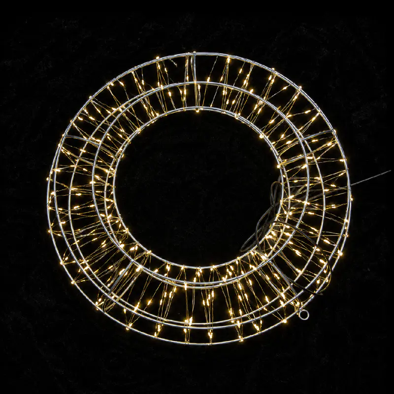 Decoración de luces navideñas con anillos en capas
